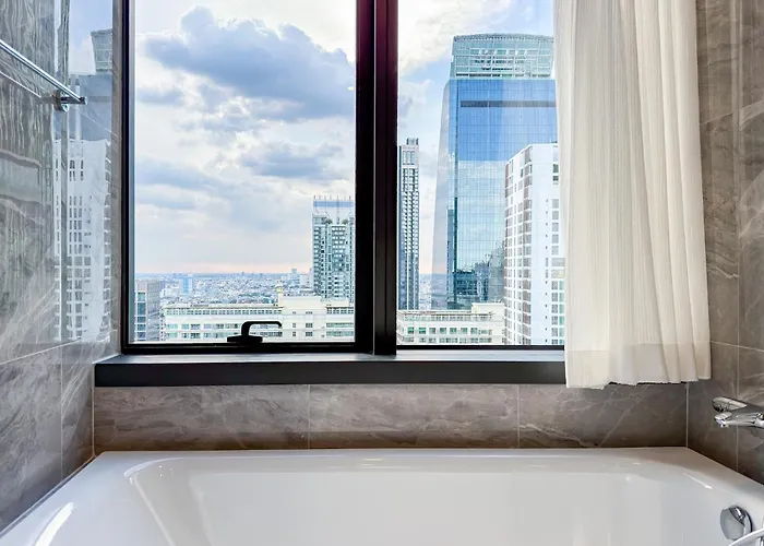 公寓 High-floor Luxury 2 Bedrooms 2 Bathrooms King&queen Bed Sky Pool Heart Of Siam District 曼谷高层奢华套房 两卧两卫 特大床 大床 无边泳池 坐落暹罗商圈核心